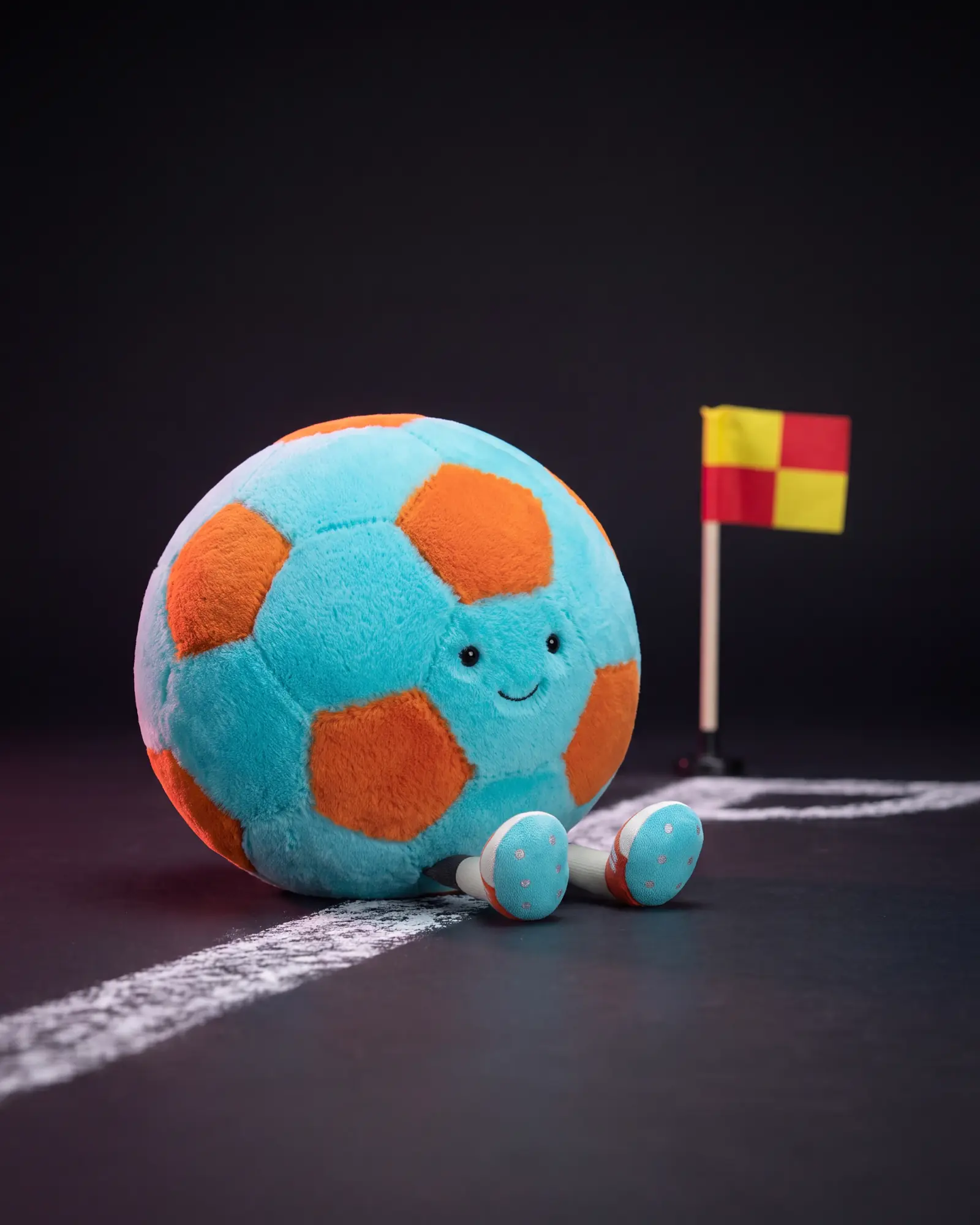 Amuseables Jellycat Football、別角度からの一枚。