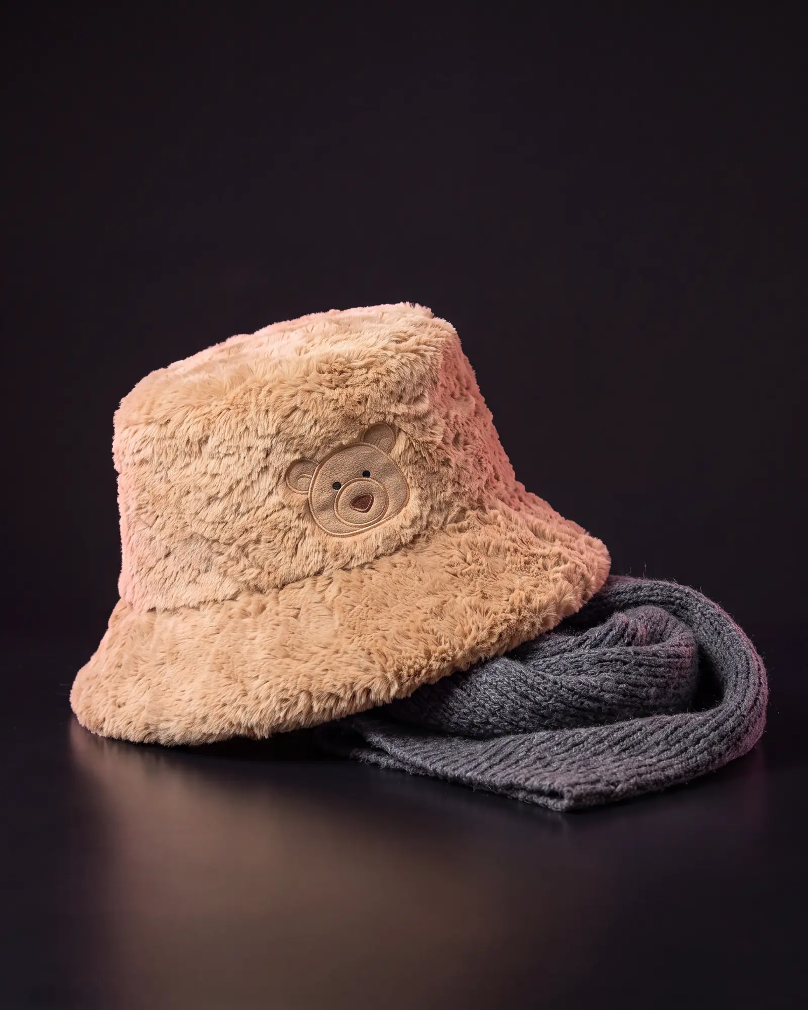 Bartholomew Bear Fluffleshade Hat、別角度からの一枚。