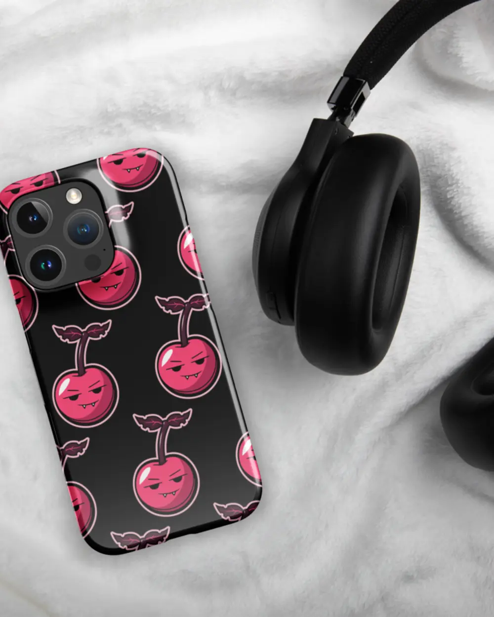 ヘッドホンの隣に、表を上にして置かれたCherry Case。